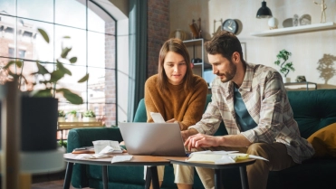 Stel bij laptop in woning
