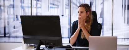 Vrouw voor laptop