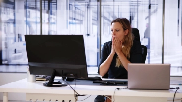 Vrouw voor laptop