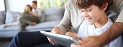Vader met zoon en tablet_57845683