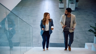 collega’s lopen op de trap